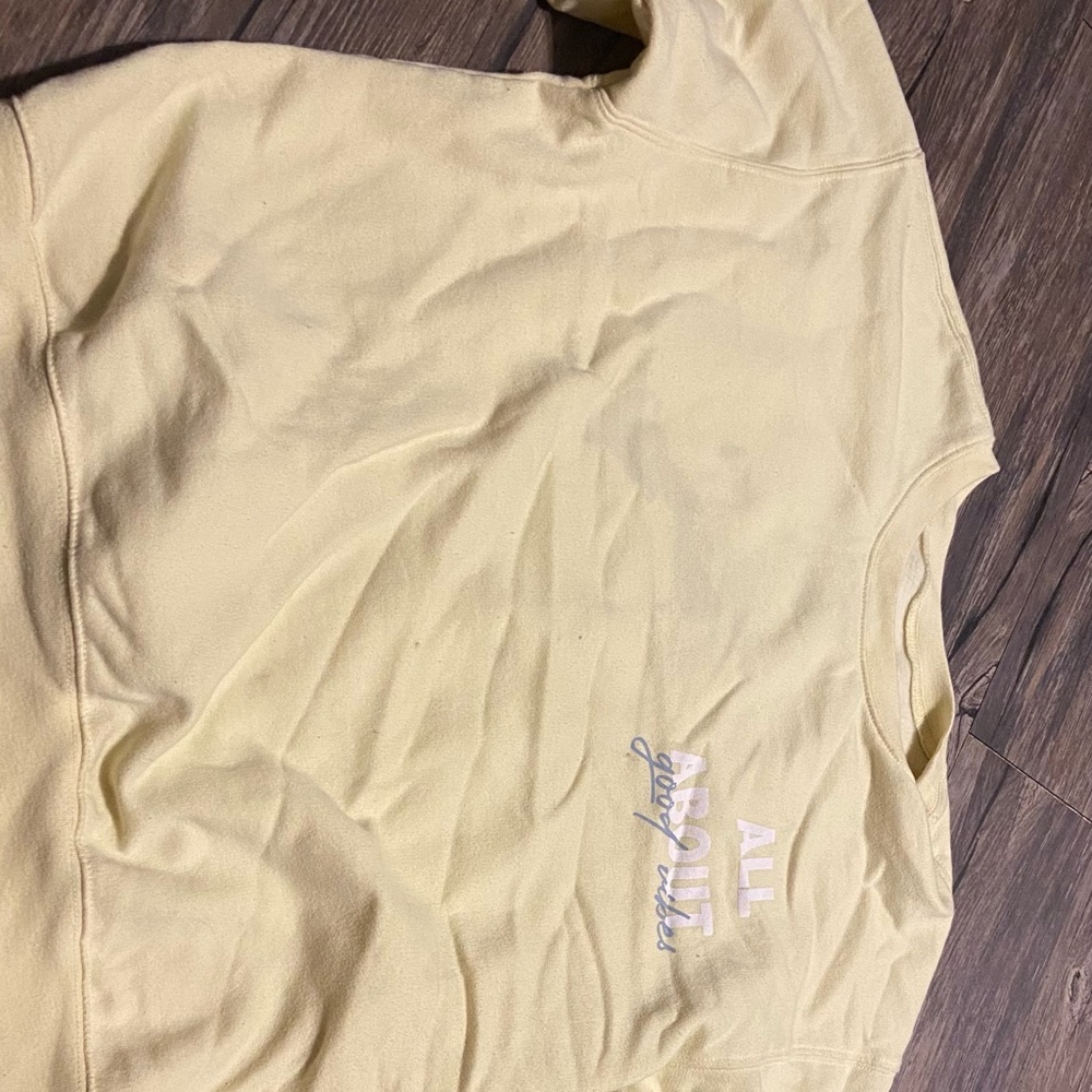 super cute and comfy yellow sweatshirt with no hoodie